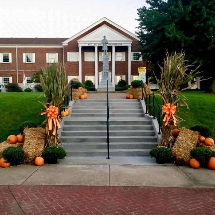 Courthouse decorated for fall